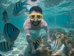 Foto de Denner Azevedo em baixo d'agua com peixes